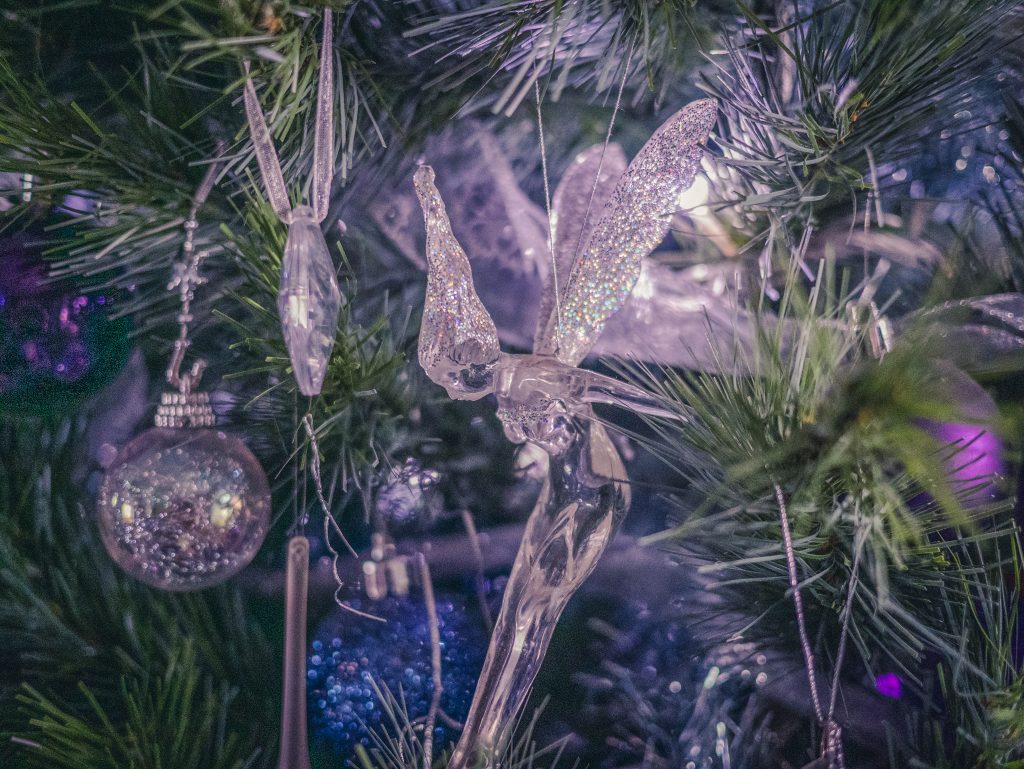 tips and advice for decorating a Christmas tree